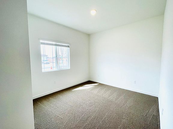4th image of 704 Colorado Ln