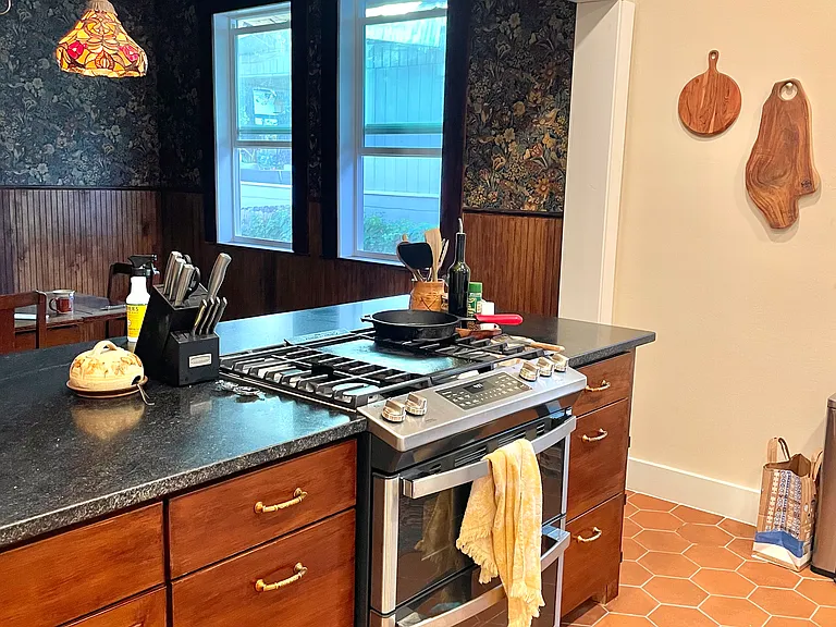 807 W Agarita Ave — Photo 3