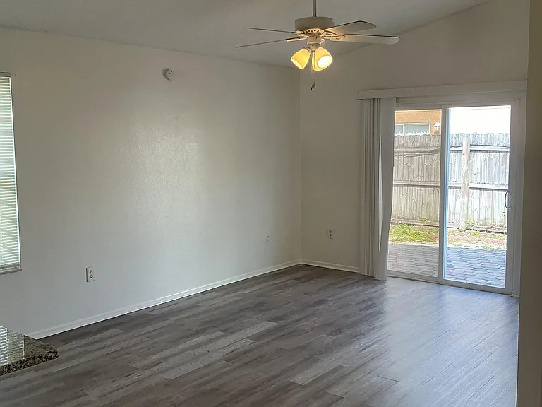 1044 Winterberry Ln — Photo 10