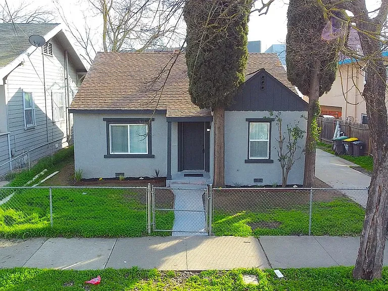 W Oak St — Photo 1