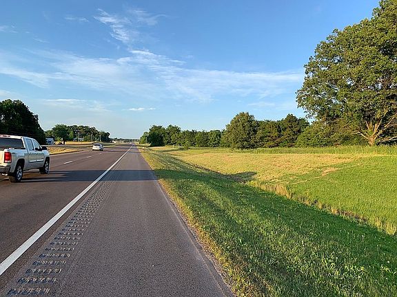 4th image of 618 Medina Hwy