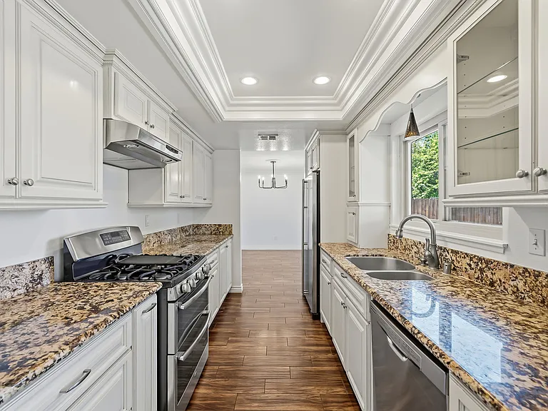8566 Club House Dr — Photo 7