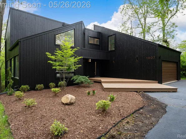 1907 Raymond Pl, Bloomfield Hills, MI 48302