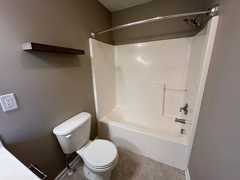 696 Wyndhurst Dr — Photo 20