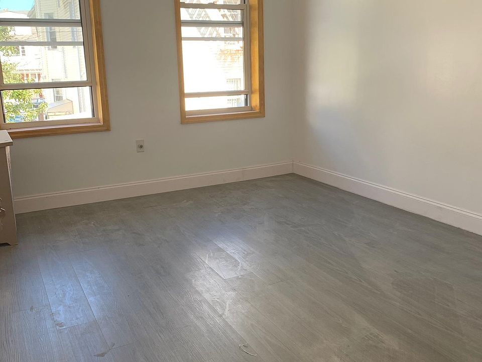 2nd image of 210 Bay 34th St