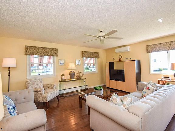 3rd image of 252 Clipper Dr