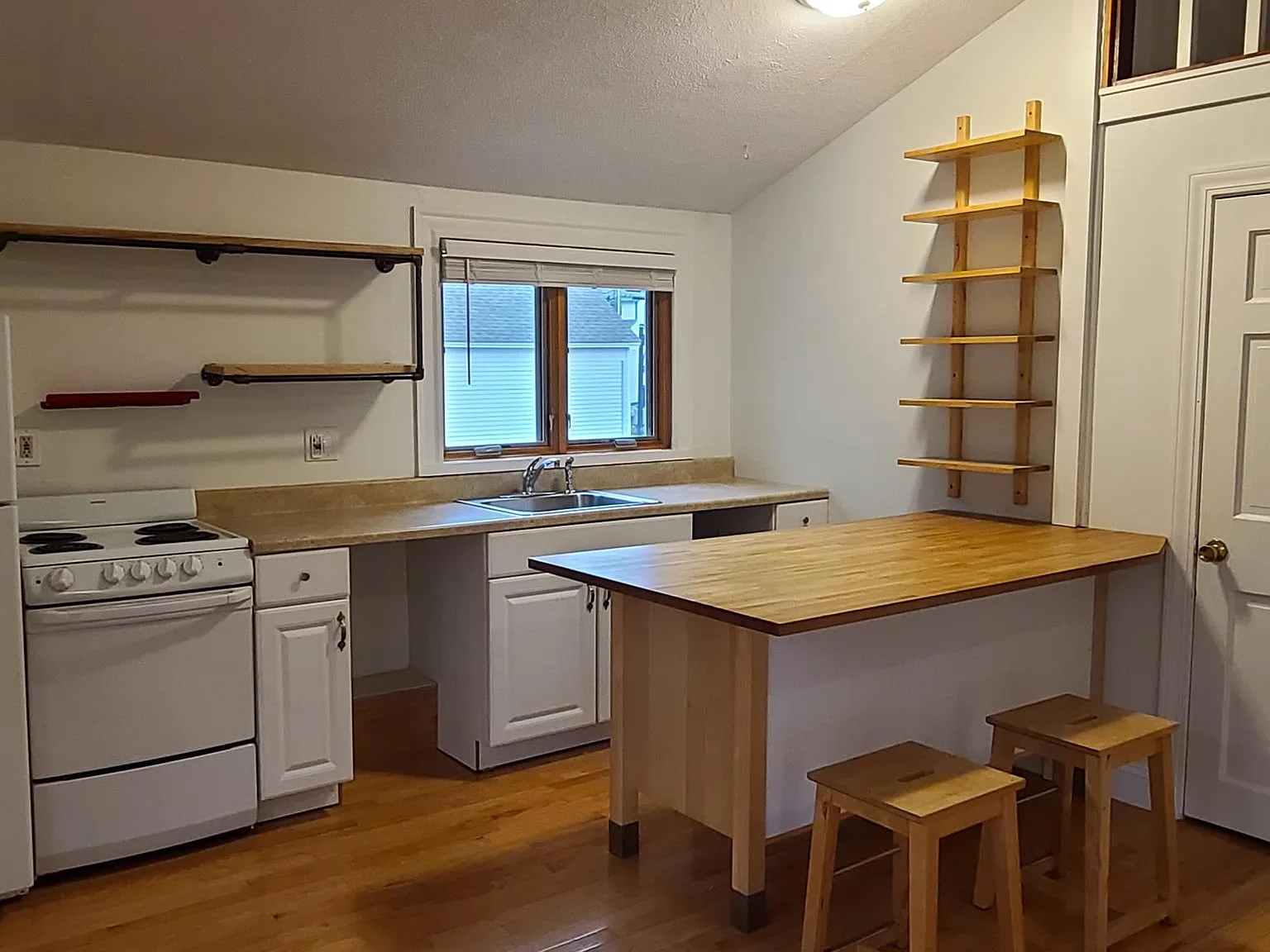 25 Exeter Rd — Photo 2