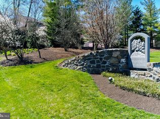 8 Greythorne Woods Cir, Wayne, PA 19087