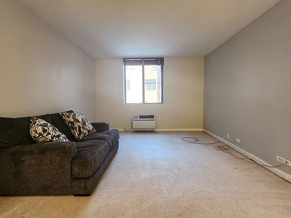 2nd image of 1339 N Dearborn St APT 4C