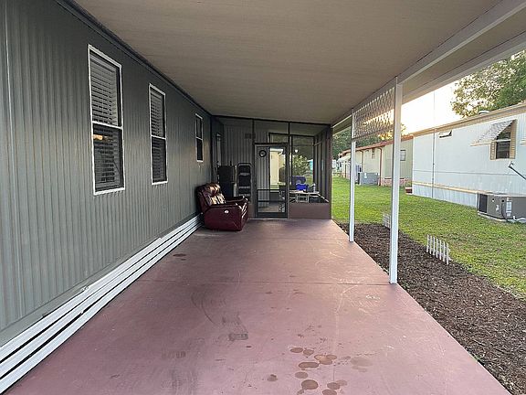 2nd image of 605 Live Oak Ln