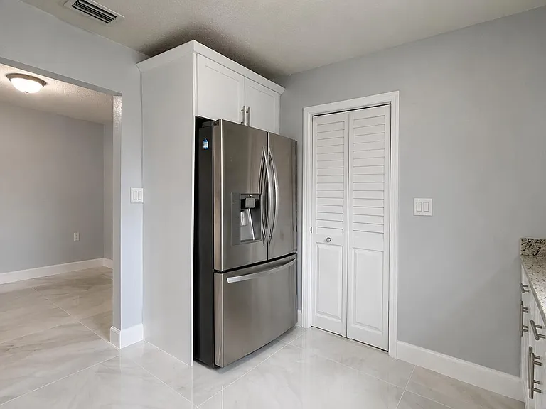 4894 Cyprus Ln — Photo 4