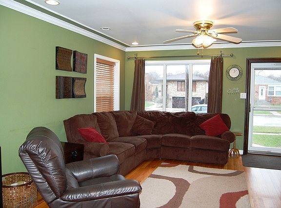 3rd image of 2652 N Clarke St