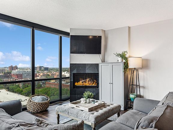 4th image of 1309 N Wells St APT 1402