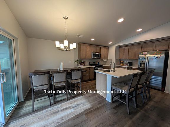 5th image of 1574 Kenyon Rd