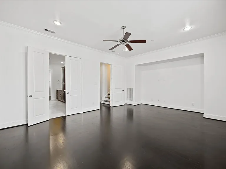 1104 Thompson St — Photo 9