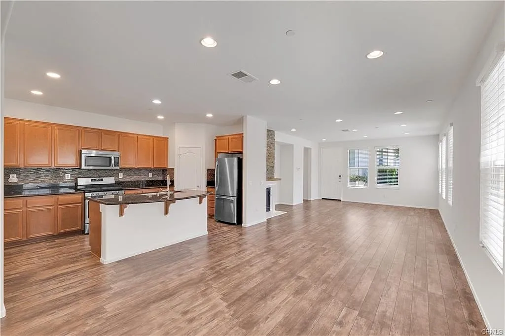 4 bed, 2.5 bath, 2047 sqft, $3,600 — Photo 4