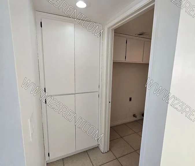 9817 N Loop Blvd #B — Photo 4