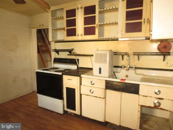 5th image of 2428 2nd Ave