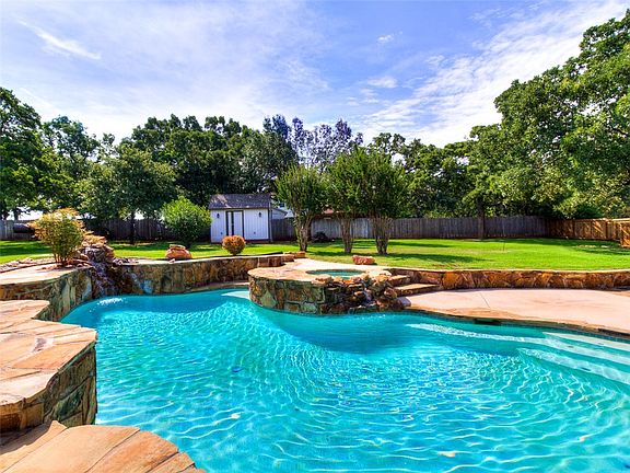 2nd image of 525 Pleasant Oaks Cir