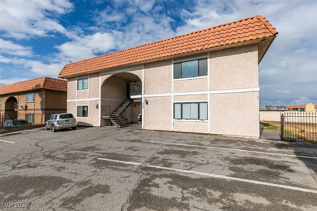 3 bed, 2.0 bath, 4528 sqft, $1,325 — Photo 3
