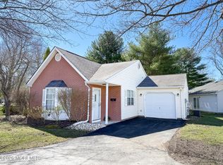19 Jaffreyton Close, Howell, NJ 07731