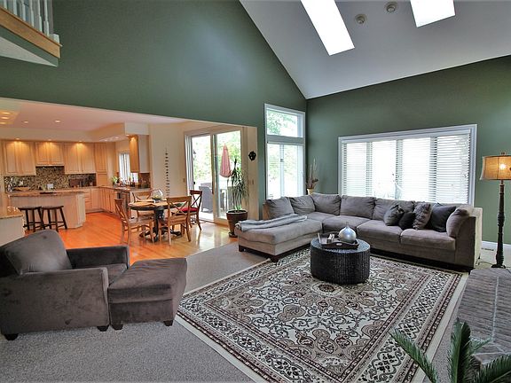 3rd image of 36 Vineyard Hl
