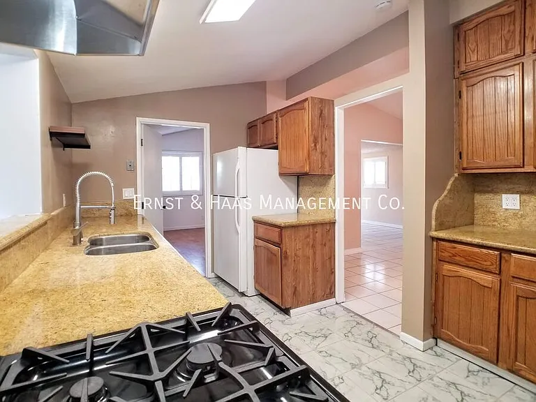 3310 E Curry St — Photo 9