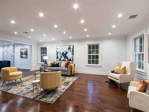 4th image of 25 Hilton Ave