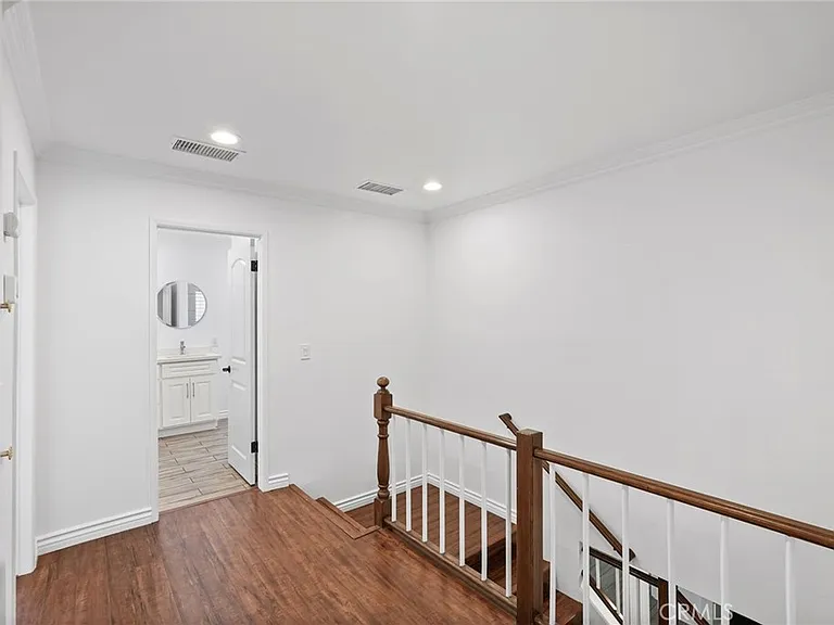10811 Des Moines Ave — Photo 31