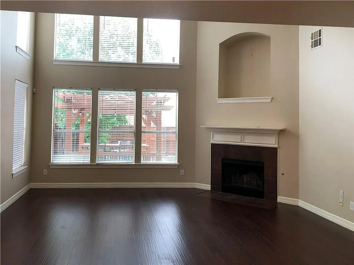Building Photo - 4621 Brighton Dr