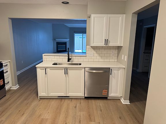 3rd image of 3030 Barrington Dr #3030