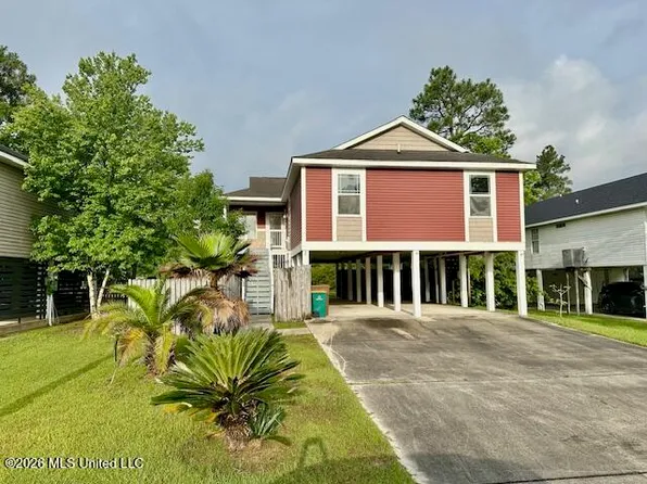 203 Pinewood Dr, Pass Christian, MS 39571