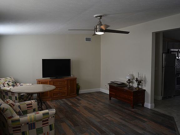 3rd image of 110 Saratoga Cir S