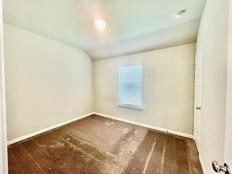525 Ardsley Ln — Photo 9