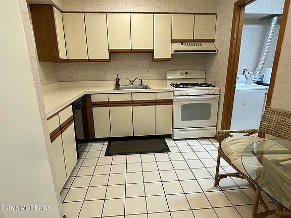 5th image of 60 Cedar Avenue #8