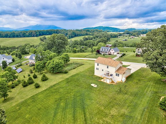 5th image of 217 Oak Meadows Dr