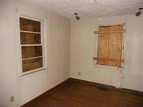 5th image of 321 Charlesworth Ave