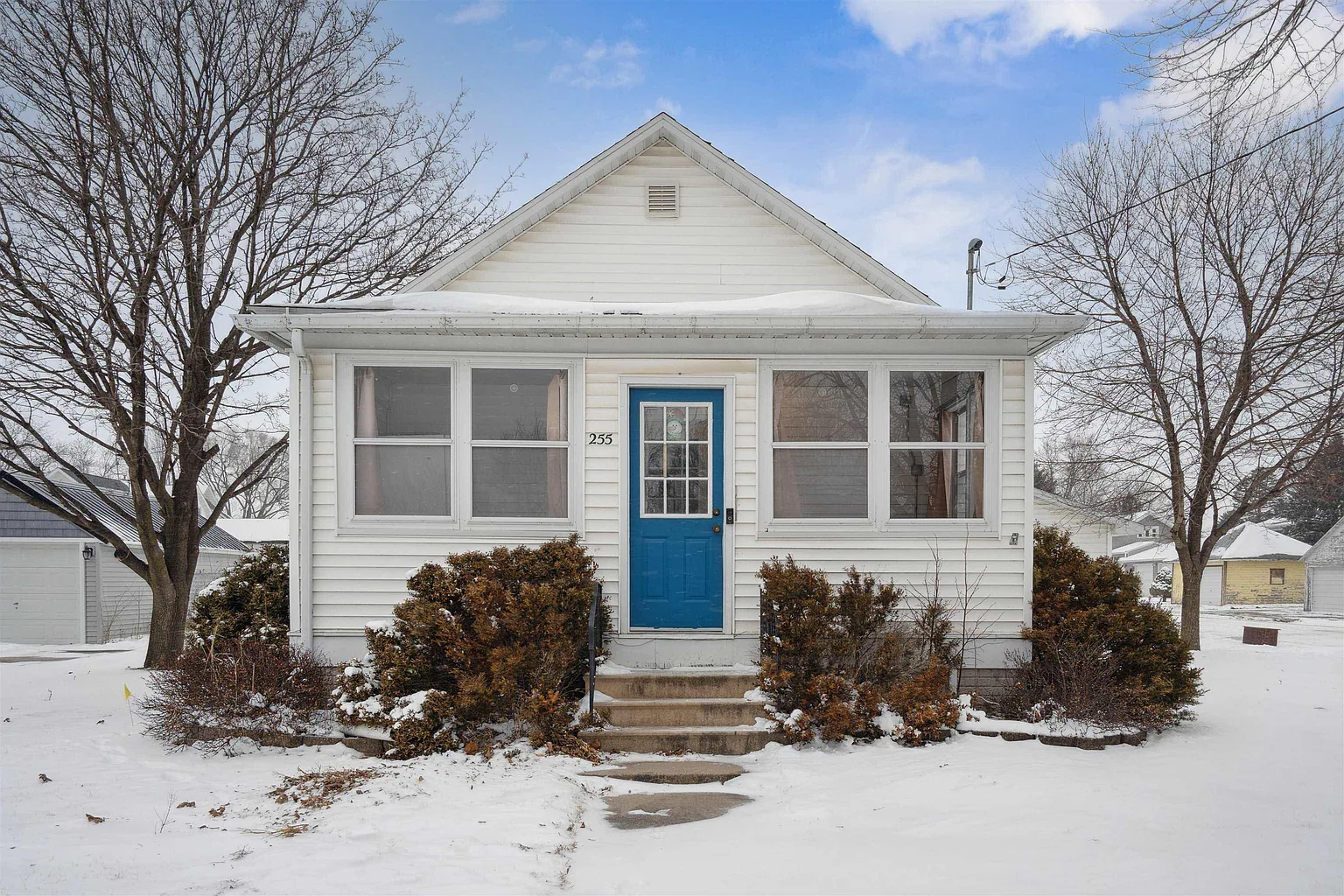 255 Young St photo 1