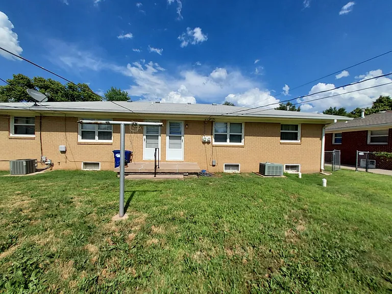 319 N Clayton Ave — Photo 16