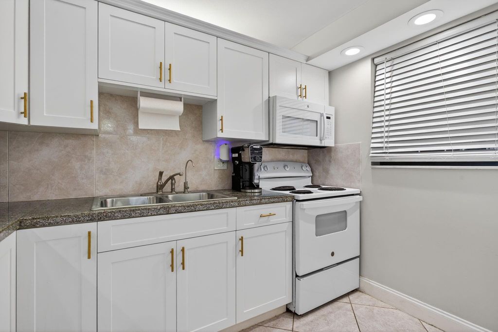 2314 S Cypress Bend Drive #114, photo 9