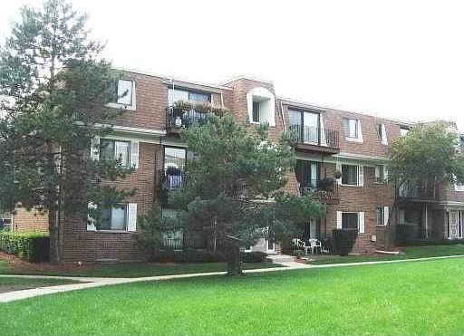 Intimate Building - Pool, Tennis Courts, Parking