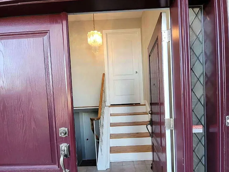61 Chartland Blvd S #MAIN — Photo 2