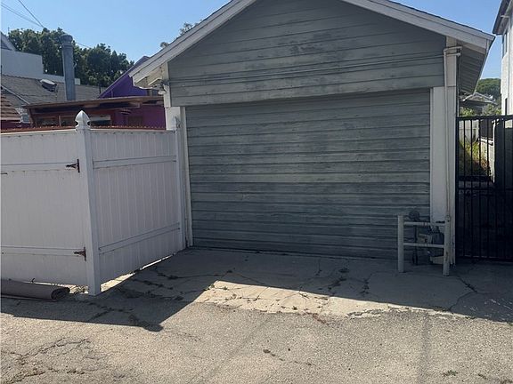 4th image of 652 Navy St