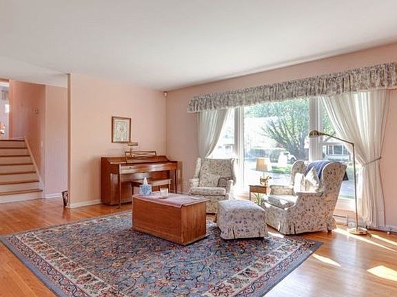 4th image of 1701 Chatham Cir
