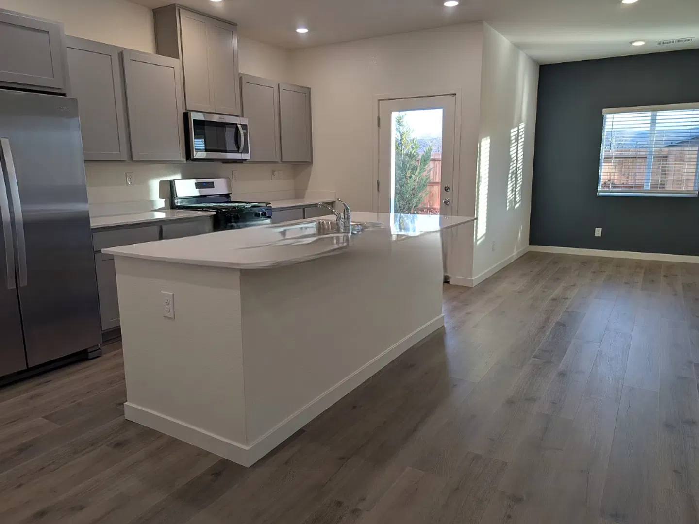 $2500 / month with BONUS! $150 off for November and December — Photo 4