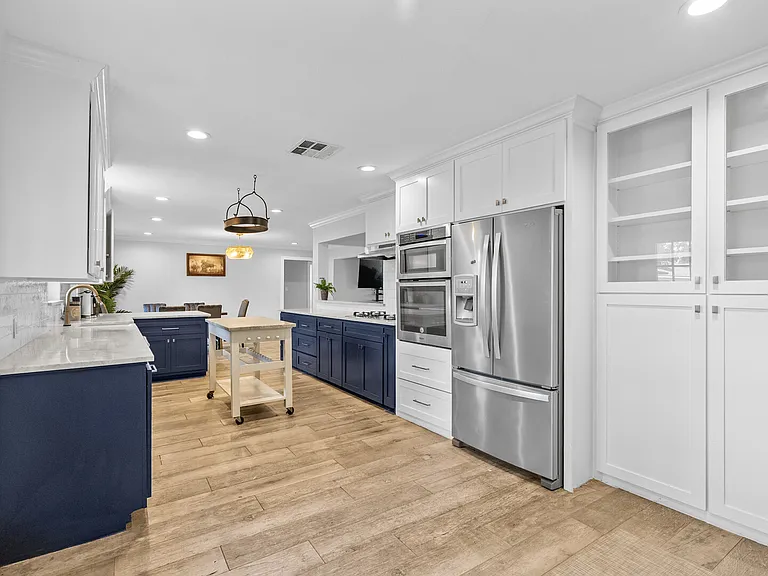 Cedardale Dr — Photo 16