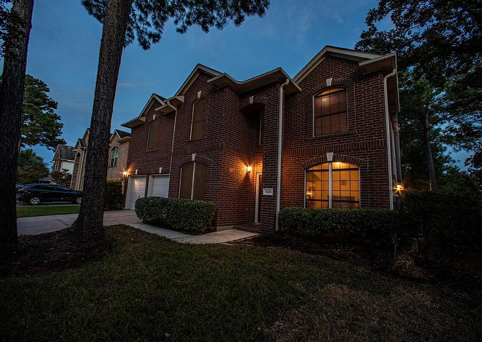 Sunset view of this Lovely 4 bedroom, 2.5 baths, 2.5 garage home in Walden on Lake Houston