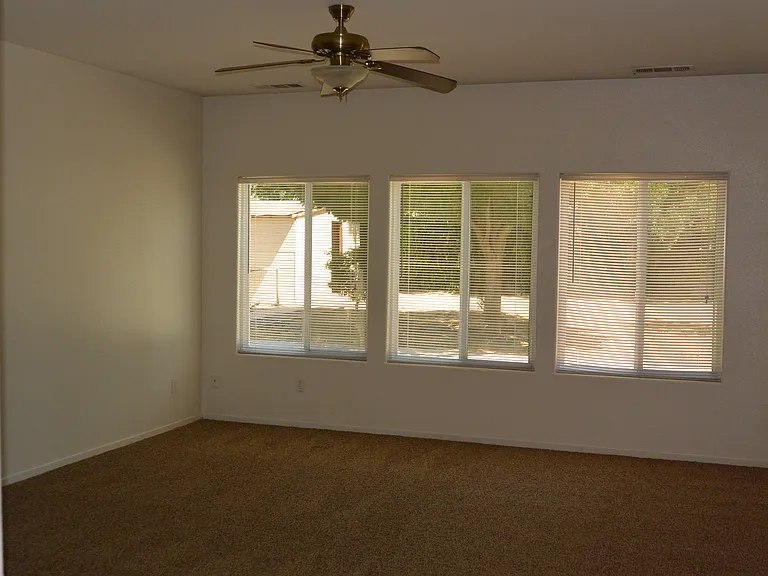 814 W James Ct — Photo 3