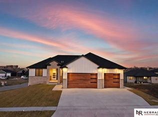 8700 Honeybee Ln, Lincoln, NE 68526