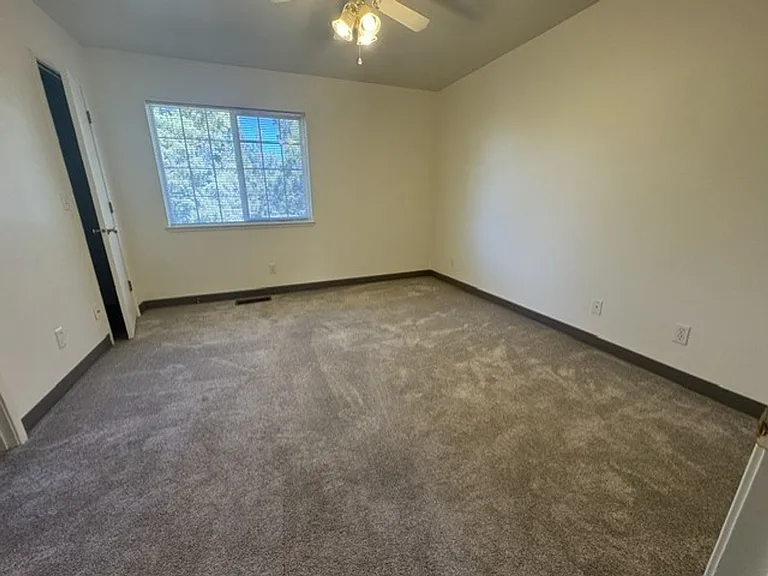 744 NE Savannah Dr — Photo 11